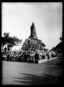 Statue of Queen Victoria with mourning wreaths, February 3, 1901, in Albert Park, Auckland 
