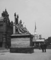 Frampton’s polychrome plaster statue of Victoria on display in front of Kelvingrove Art Galleries at the International Exhibition, Glasgow, 1901