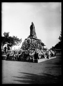 Statue of Queen Victoria with mourning wreaths, February 3, 1901, in Albert Park, Auckland 